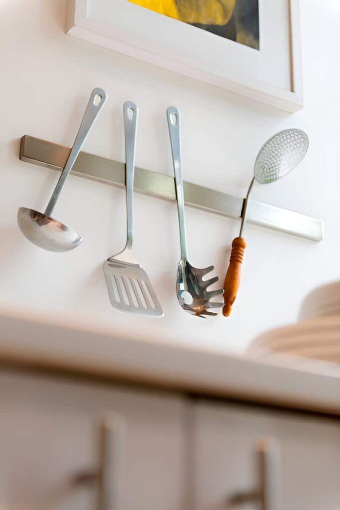 Magnetic mounts for utensils