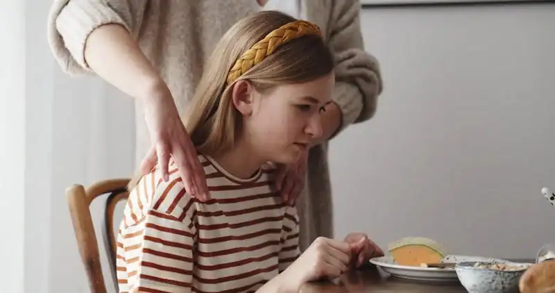 Daughter manners mother table 6958181