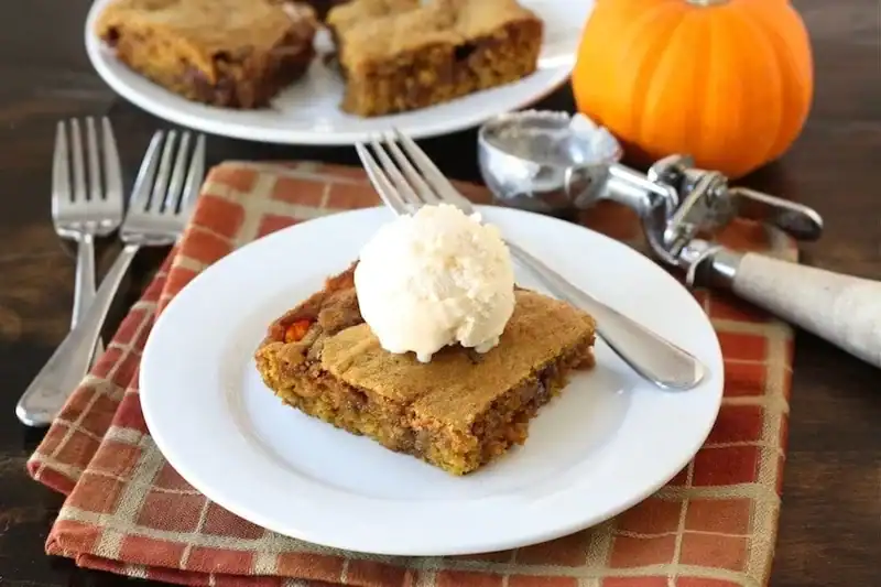 Tkblog ooey gooey caramel pumpkin blondies1